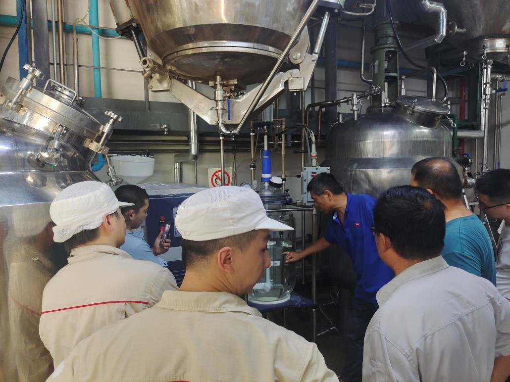 烈日下的匠心傳承、鄭州長(zhǎng)城科工貿(mào)陳工在高溫車(chē)間中的玻璃反應(yīng)釜設(shè)備培訓(xùn)紀(jì)實(shí)